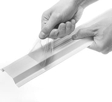 Каждая планка металлического штакетника упакована в пленку